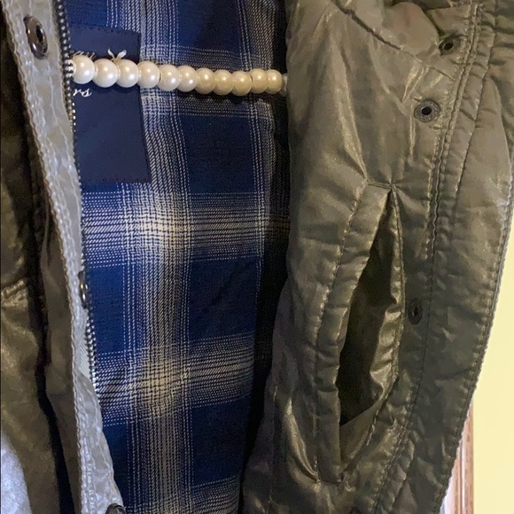 Sliver American Eagle vest with white fur hoodie - Picture 4 of 9